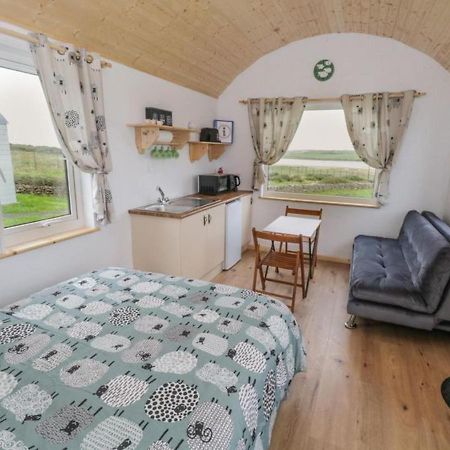 The Snuggly Sheep Shepherd Hut Farm Stay Ballyshannon Exterior photo