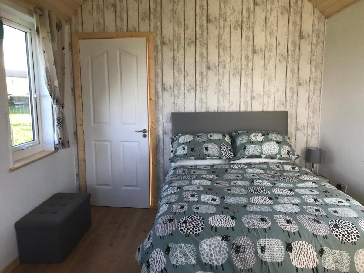 The Snuggly Sheep Shepherd Hut Farm Stay Ballyshannon Exterior photo